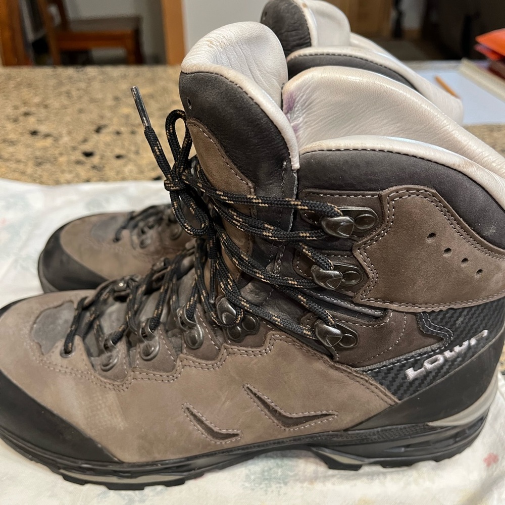 Lowa Leather Lined Camino Mens boots, size 9